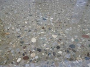 Nahaufnahme eines Terrazzo-Bodens mit grauen, schwarzen und weißen Marmorstücken